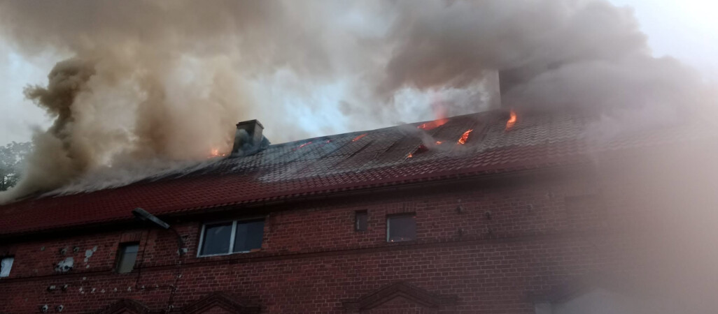 Groźny pożar poddasza