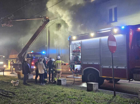 Pożar kamienicy. Strażacy ewakuowali mieszkańców - grafika