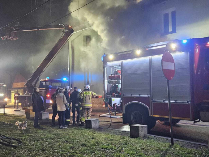 Pożar kamienicy. Strażacy ewakuowali mieszkańców - grafika
