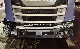 Zderzenie osobówki z ciężarówką