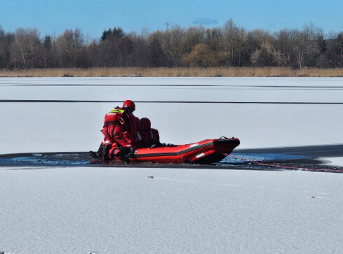 Na ratunek tonącemu pod lodem - grafika