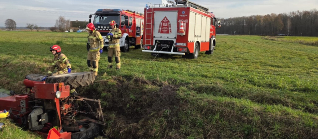 Mężczyzna przygnieciony przez ciągnik