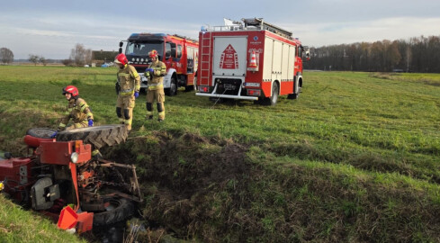 Mężczyzna przygnieciony przez ciągnik - grafika