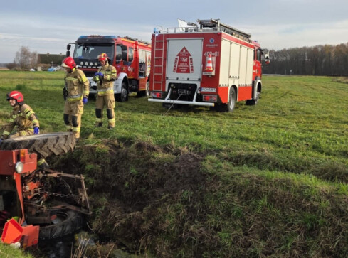 Mężczyzna przygnieciony przez ciągnik - grafika