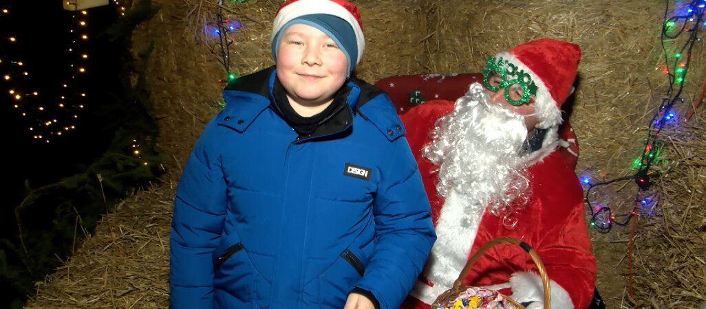 Święty Mikołaj rozdawał dzieciom prezenty