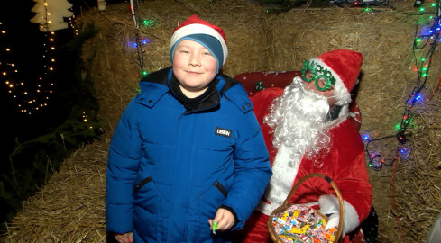 Święty Mikołaj rozdawał dzieciom prezenty - grafika