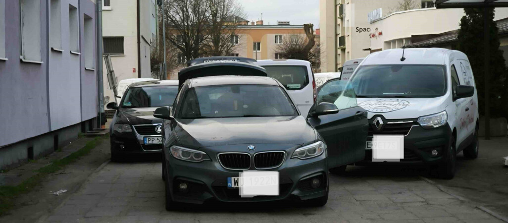 Tędy nie da się przejść. Ale "szefowa" im pozwala