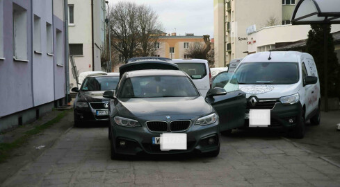 Tędy nie da się przejść. Ale "szefowa" im pozwala - grafika