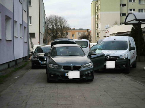 Tędy nie da się przejść. Ale "szefowa" im pozwala - grafika