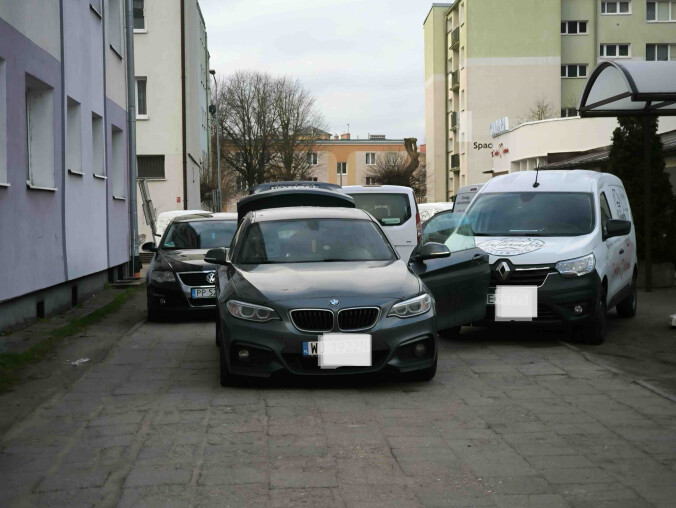 Tędy nie da się przejść. Ale "szefowa" im pozwala - grafika