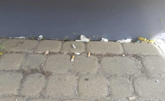 Brudny przystanek. Brak śmietnika