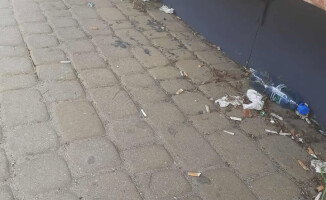 Brudny przystanek. Brak śmietnika