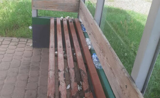 Brudny przystanek. Brak śmietnika