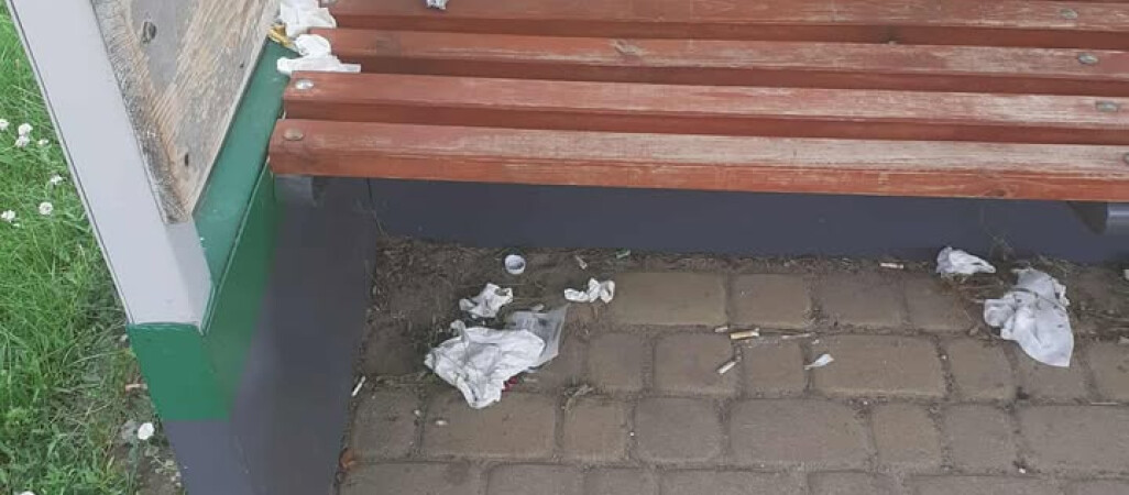 Brudny przystanek. Brak śmietnika