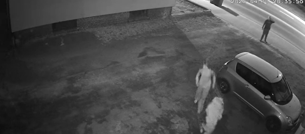 Zwrócił im uwagę, że palą. Grozili i walili w okno