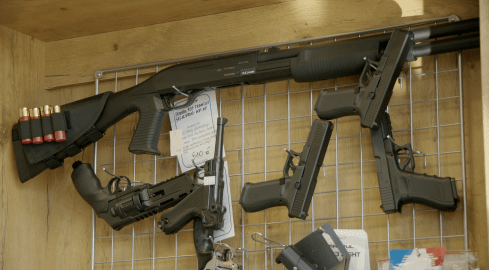 Coraz więcej pozwoleń na broń - grafika