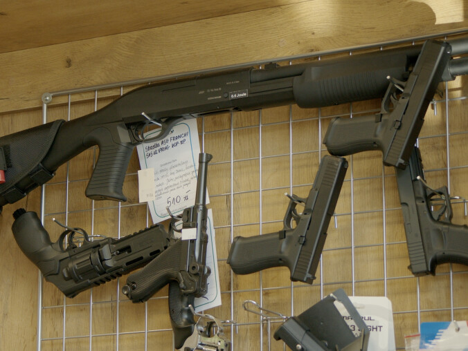 Coraz więcej pozwoleń na broń - grafika