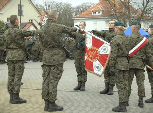 Żołnierze dobrowolnej zasadniczej służby wojskowej złożyli przys - grafika