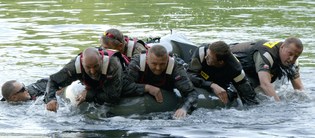 250 żołnierzy Wojsk Obrony Terytorialnej ćwiczyło na jeziorze Stobno