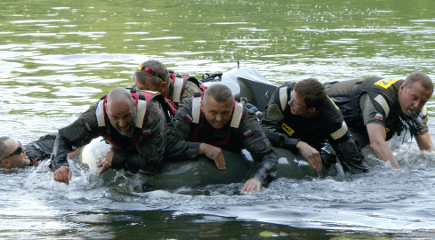250 żołnierzy Wojsk Obrony Terytorialnej ćwiczyło na jeziorze Stob - grafika