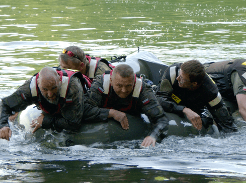 250 żołnierzy Wojsk Obrony Terytorialnej ćwiczyło na jeziorze Stob - grafika