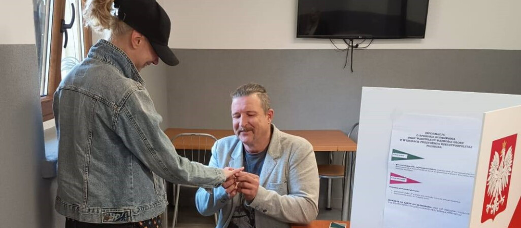 Zaręczyny w lokalu wyborczym. Było o nich głośno