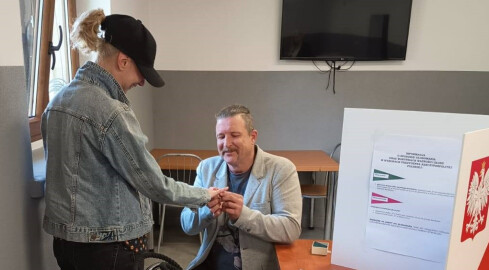 Zaręczyny w lokalu wyborczym. Było o nich głośno - grafika