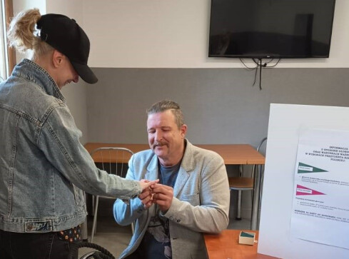 Zaręczyny w lokalu wyborczym. Było o nich głośno - grafika