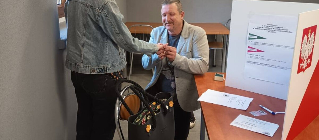 Oświadczyny w lokalu wyborczym