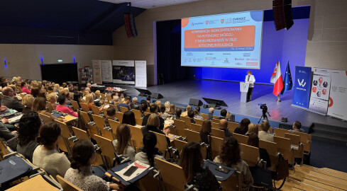 Ludzki mózg kontra sztuczna inteligencja - grafika