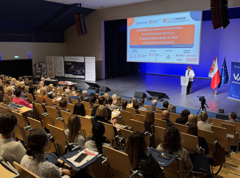 Ludzki mózg kontra sztuczna inteligencja - grafika