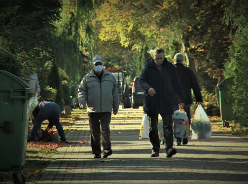 Sprzedawcy pod cmentarzem mogą handlować do niedzieli  - grafika