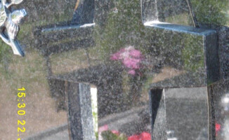 Niemal 30 nagrobków uszkodzili wandale. "To jawna profanacja"