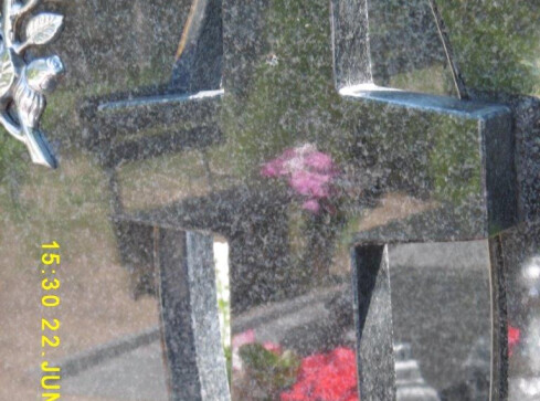 Niemal 30 nagrobków uszkodzili wandale. "To jawna profanacja"  - grafika