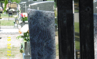 Niemal 30 nagrobków uszkodzili wandale. "To jawna profanacja"