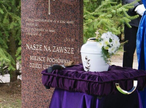 Zbiorowe pogrzeby dzieci utraconych  w Wałczu i Pile - grafika