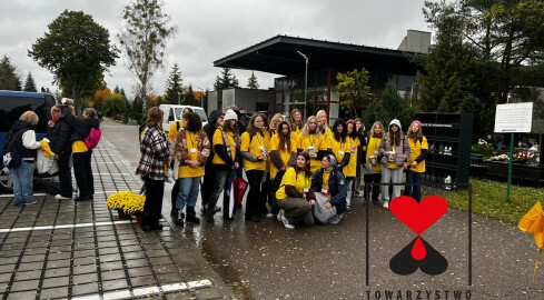 Na pilskim cmentarzu jeszcze kwestują dla hospicjum - grafika