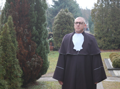 Świecki pogrzeb i Mistrz Ceremonii Pogrzebowej – co warto wiedzieć - grafika