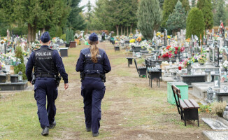 Pilska policja patroluje cmentarze 