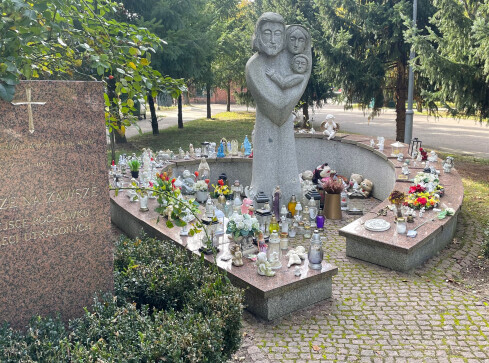 Pogrzeby dzieci utraconych w Pile i w Wałczu - grafika