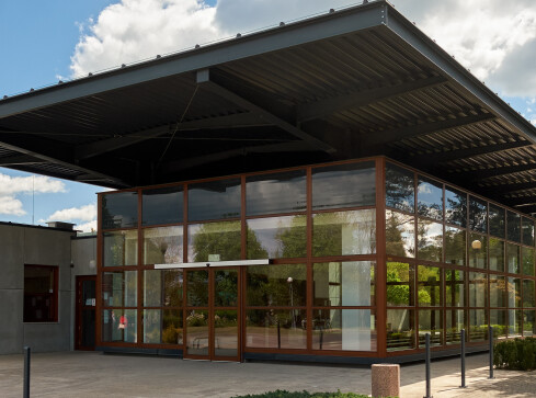 Podziel się zniczami. Regały na pilskim cmentarzu  - grafika