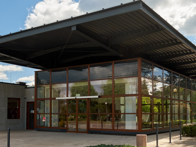 Podziel się zniczami. Regały na pilskim cmentarzu  - grafika