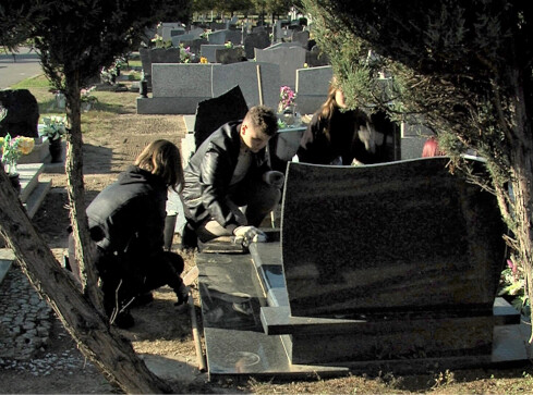 Sprzątają groby, bo chcą uzbierać na wycieczkę do Grecji - grafika