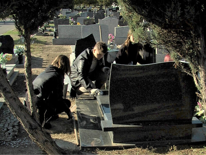 Sprzątają groby, bo chcą uzbierać na wycieczkę do Grecji - grafika