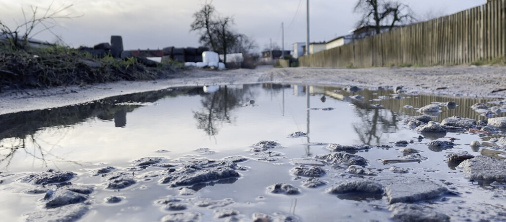 Droga nie nadaje się do użytku, a władze nie reagują – mówią mieszkańcy Podróżnej