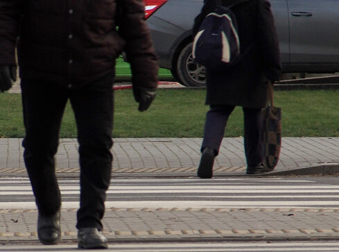 Piesi lekceważą bezpieczeństwo, ale wypadków jest mniej - grafika