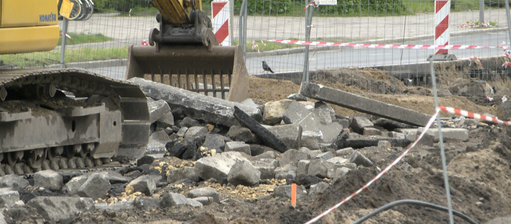 Roboty na Wojska Polskiego wstrzymane. Drogowcy wykopali hełm