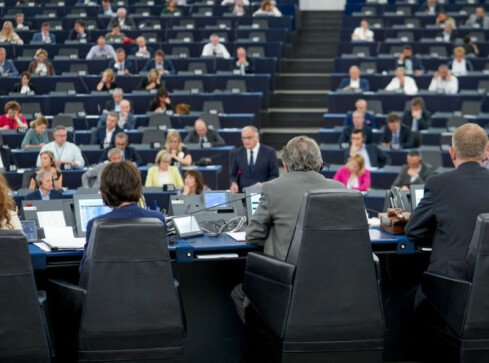 Zarobki europosłów: wynagrodzenie, diety i świadczenie emerytalne - grafika