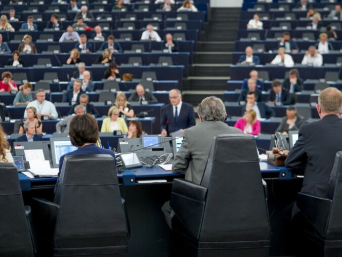 Zarobki europosłów: wynagrodzenie, diety i świadczenie emerytalne - grafika