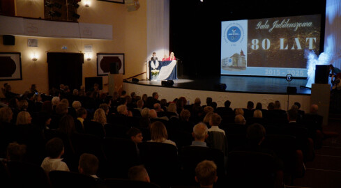 Jubileusz pilskiej "Dwójki" - grafika